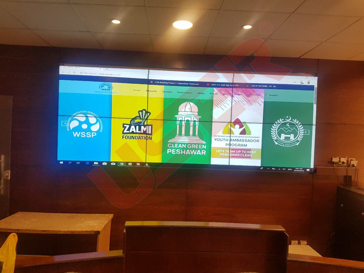 液晶拼接屏液壓前維護(hù)支架的工作原理是什么？